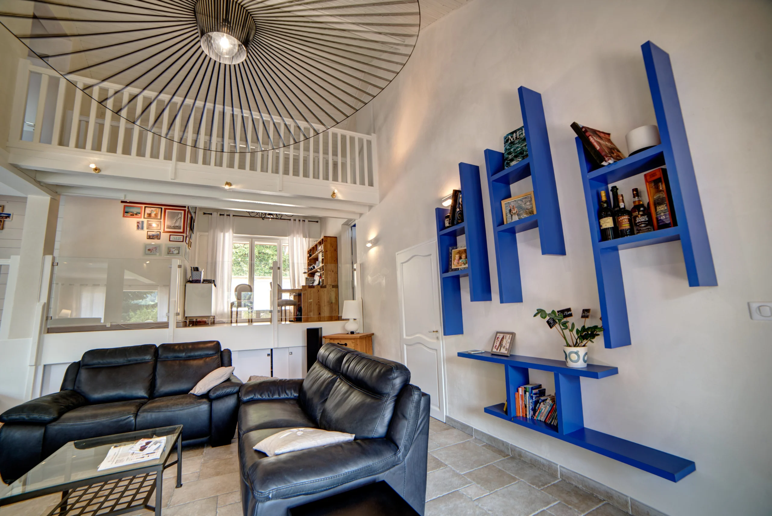 salon etageres bleues